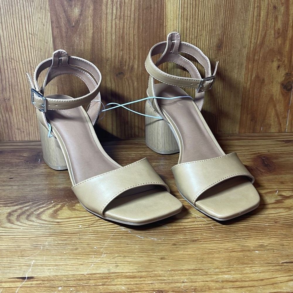 Universal Thread Women’s Beige Lauren Chunky Heels adjustable ankle strap size 7